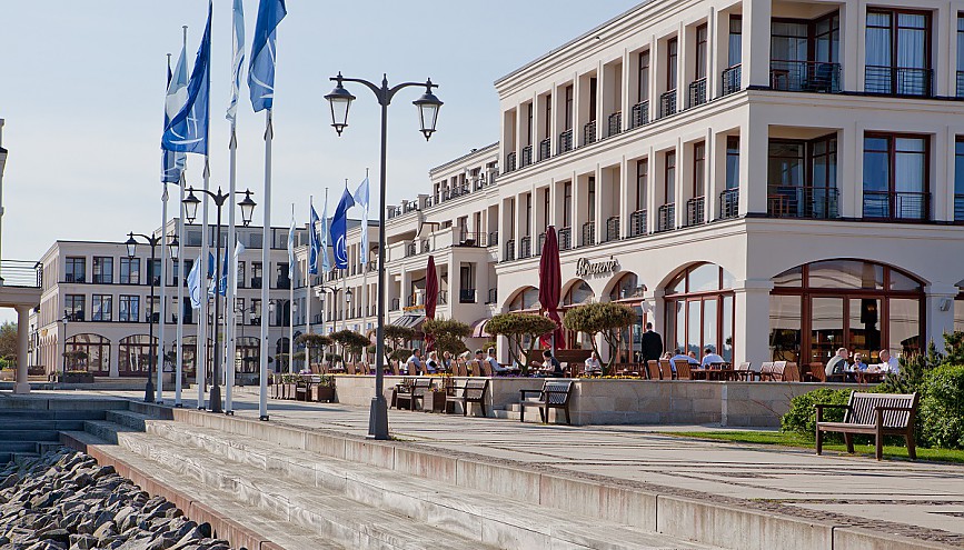 Weitläufiges Arial und klare Architektur - Yachthafenresidenz Hohe Düne